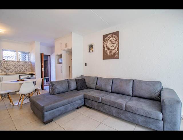 2 BEDROOM TOWNHOUSE FOR SALE IN MULBARTON